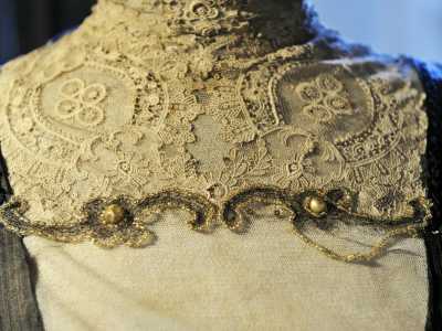 Dettaglio di uno scollo in pizzo, seta e perline del 1911